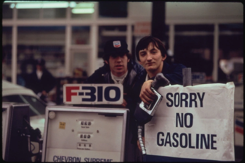 Empleados de una gasolinera de Portland en 1973 con un cartel de "No hay gasolina"
