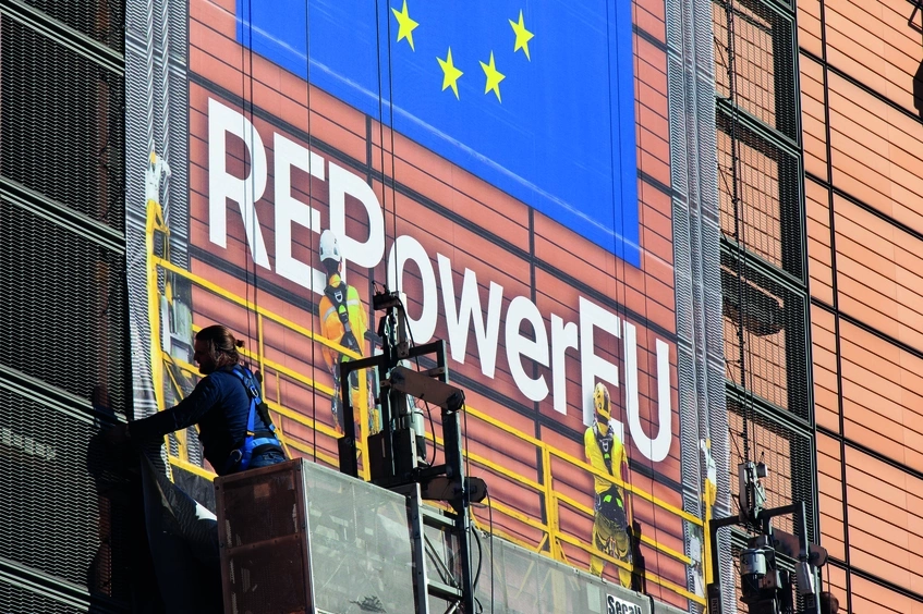 Un cartel en la fachada del Parlamento Europeo anuncia el nuevo plan energético para la UE