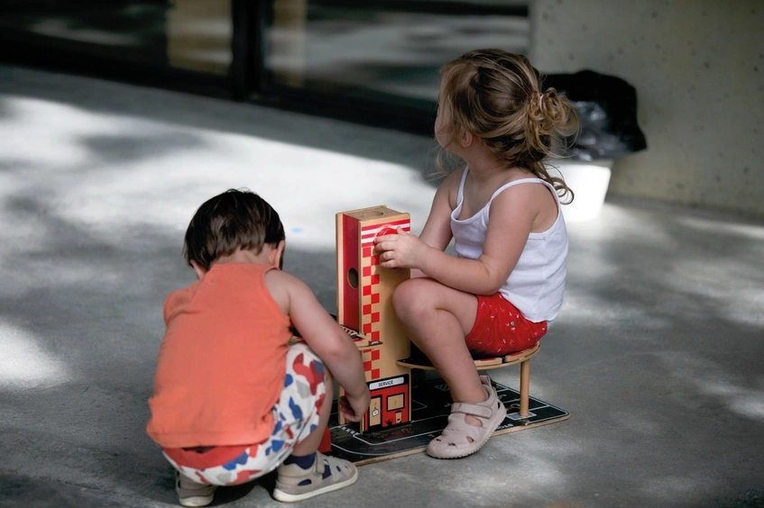 Dos niños juegan