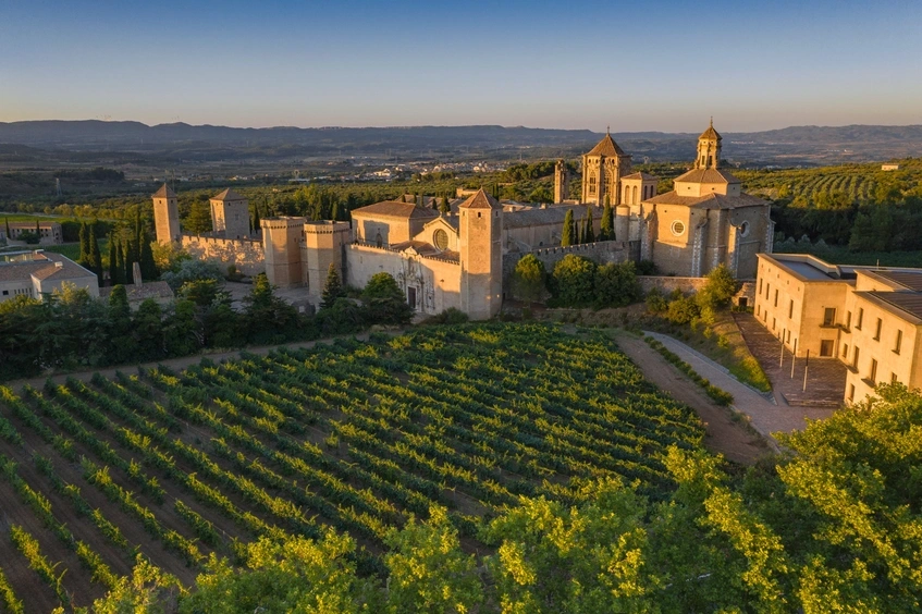 Monasterio de Poblet al atardecer, en la Conca de Barberà