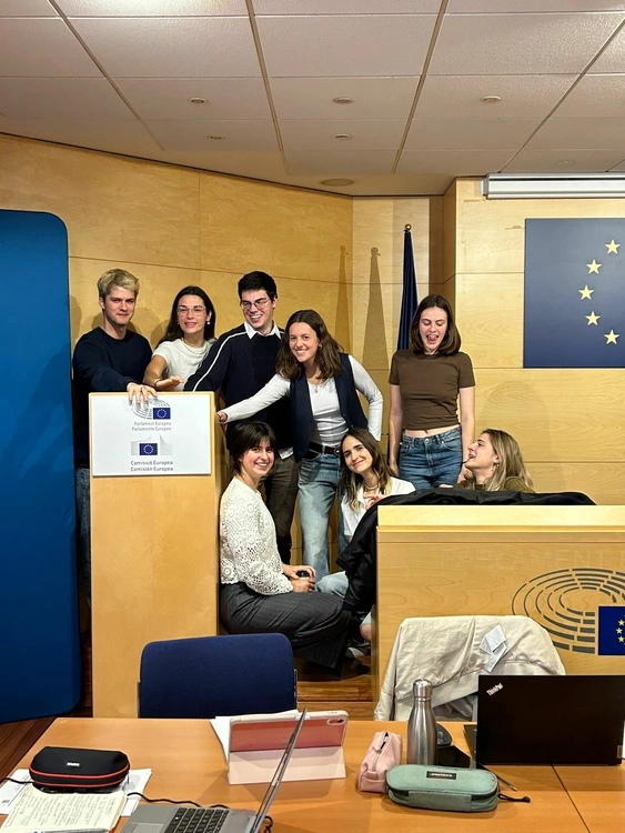 Els vuit estudiants guanyadors del concurs de campanya Europa Importa.