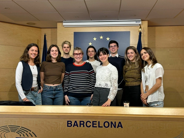 Els vuit estudiants guanyadors del concurs de campanya Europa Importa, amb la professora Anna Aroca.