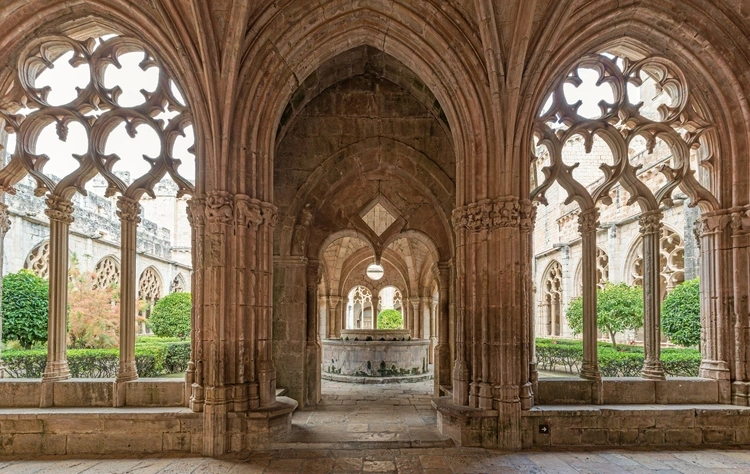 Claustro gótico del monasterio de Santes Creus con el templete del lavabo