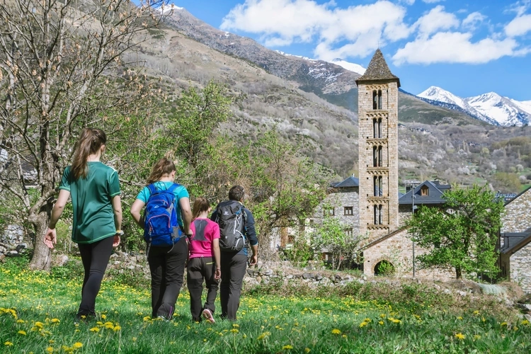 Excursionistas llegando a la iglesia de Santa Eulàlia d'Erill la Vall