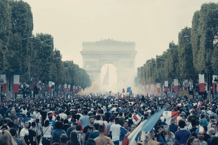 El Arco del Triunfo de París, en un fotograma de la película Los Miserables.