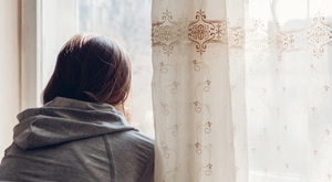 Mujer en ventana